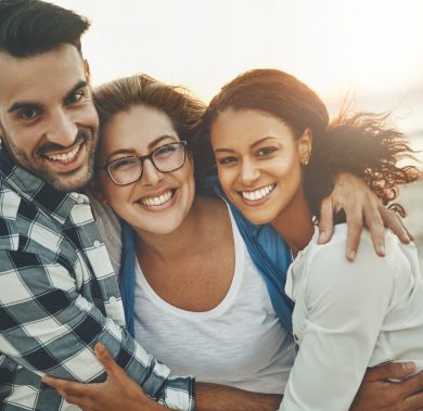 Trójka przyjaciół, na plaży, otwarty związek, szczęśliwi. Eden Couple Retreat, Wsparcie psychologiczne dla par